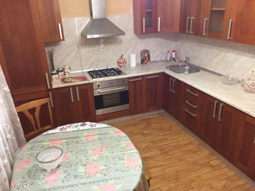 Кухня или мини-кухня в Apartment Rakhmaninova 