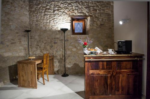 une cuisine avec un bureau et une table avec une lampe dans l'établissement Dimora Il Palazzetto, à Cugnoli