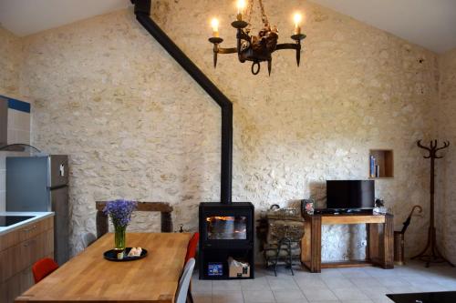 - une cuisine avec un poêle à bois dans l'établissement Le Manoir De Bonal, à Penne-dʼAgenais