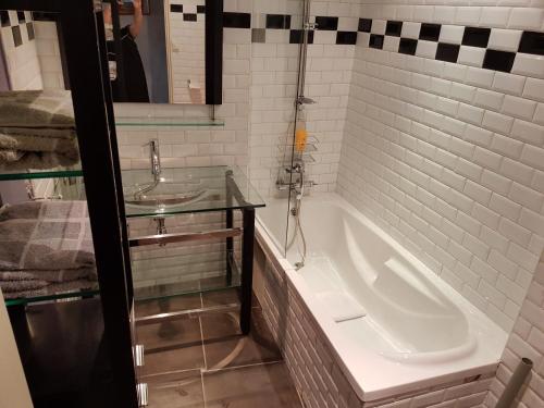 Bilik mandi di Home Nantua studio meublés Ain-Jura