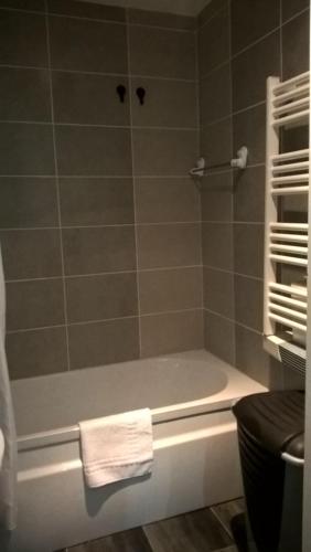 La salle de bains est pourvue d'une douche et d'une serviette blanche. dans l'établissement Appartement 50m2, à Agde