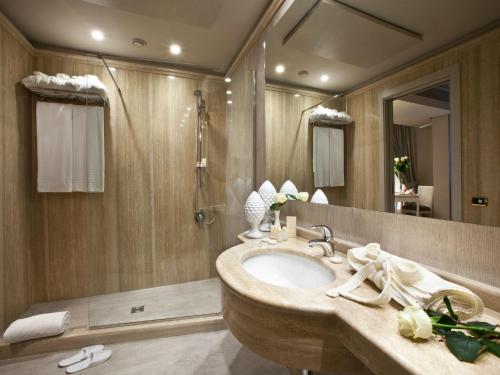 Ванная комната в Grand Hotel Baia Verde