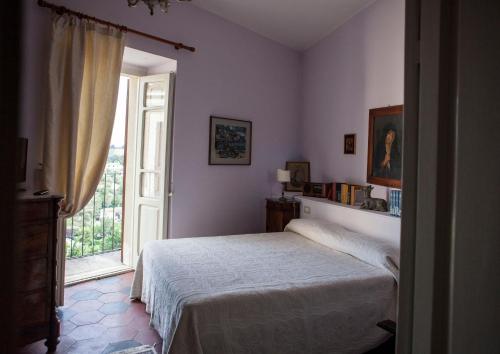 CugnoliにあるDimora Il Palazzettoのベッドルーム1室(ベッド1台、大きな窓付)