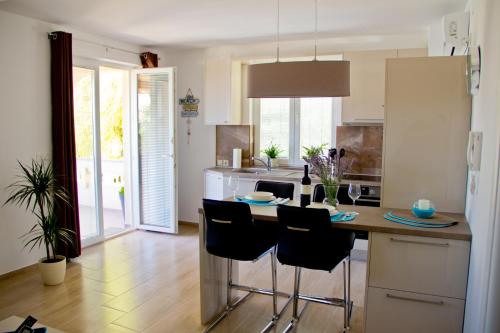 Dapur atau dapur kecil di Apartmani Žorić