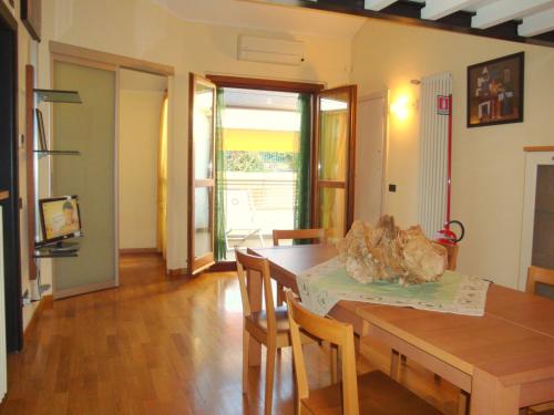 una sala da pranzo con tavolo e sedie in legno di Central Bed a Bergamo