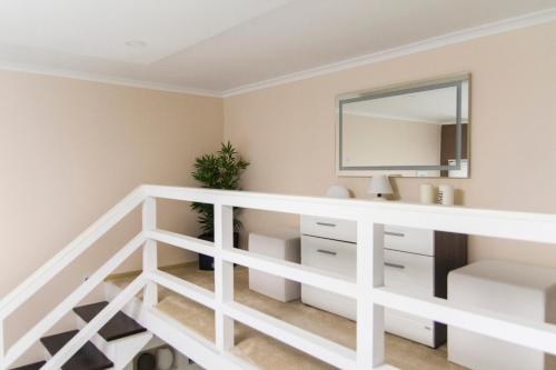 Un pat sau paturi într-o cameră la R&R Apartment Rákóczi