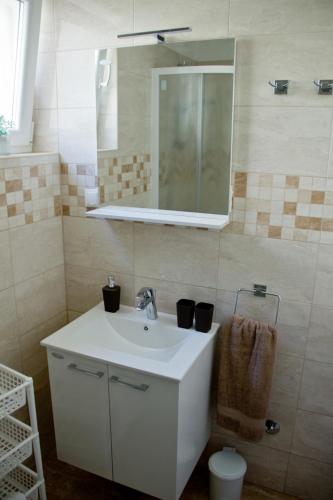 Bilik mandi di Apartmani Žorić