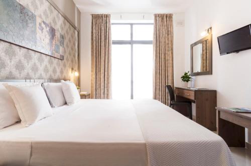 Postel nebo postele na pokoji v ubytování Alexandra Hotel