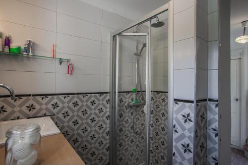 ジョジエにあるLa Grisettaの黒と白のタイル張りのバスルーム(シャワー付)