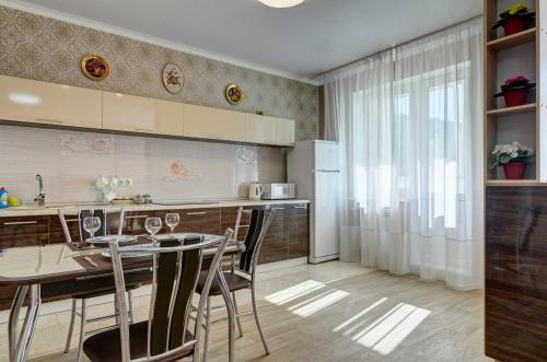 Кухня или мини-кухня в Novye apartamenty na Plekhanova 14
