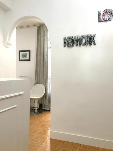 a kitchen with a white wall with an archway at Hostal Los Arcos in Madrid