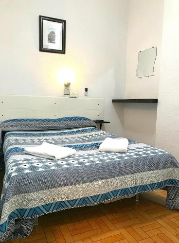 Кровать или кровати в номере Hostal Los Arcos