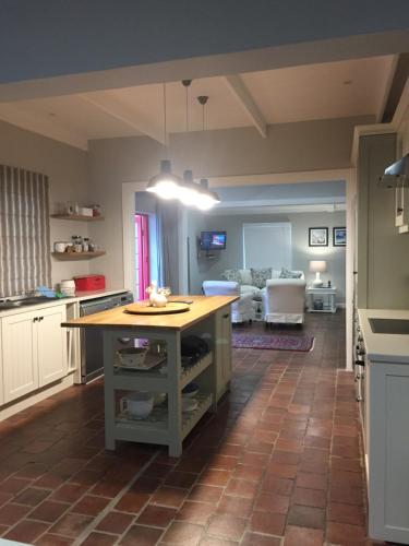 Kuchyň nebo kuchyňský kout v ubytování Acorn Cottage Hermanus