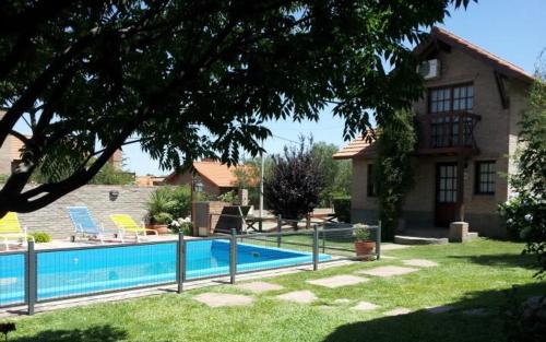 uma piscina no quintal de uma casa em Cabañas Euzkadi em Merlo