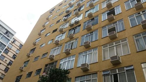un edificio alto con balcones a un lado. en Tranquilidade, en Río de Janeiro