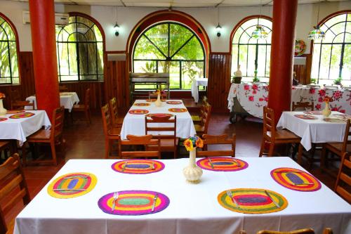 Un restaurante o sitio para comer en Hotel SPA Taninul