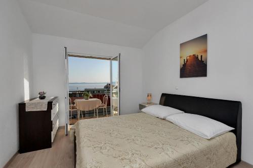 Een bed of bedden in een kamer bij Apartmani Leona Makarska