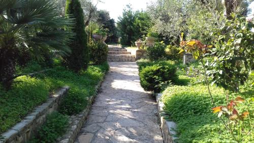 Taman di luar Mila LA villa