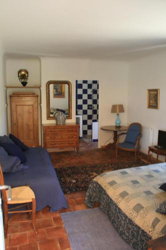 une chambre avec deux lits et un miroir dans l'établissement Les Vignes de Terrisse, à Entrecasteaux