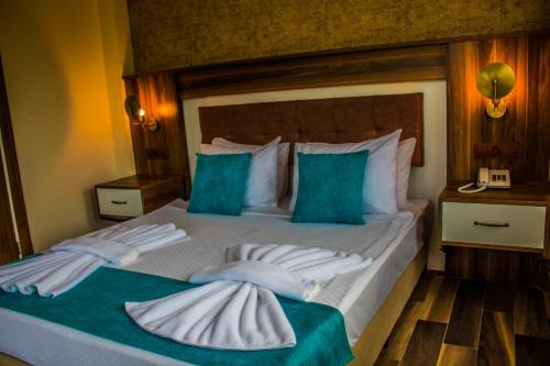 Postel nebo postele na pokoji v ubytování Form Thermal Hotel & SPA Kaz Dağları