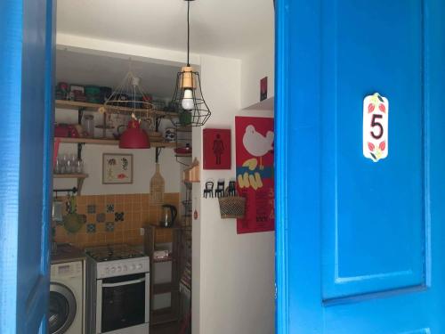 Una cocina o zona de cocina en chio's place