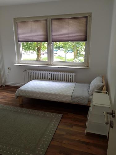 ゲルゼンキルヒェンにあるApartment-Schlosshorst 1の大きな窓付きの客室のベッド1台分です。