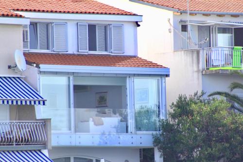 Beachfront villa Tribunj
