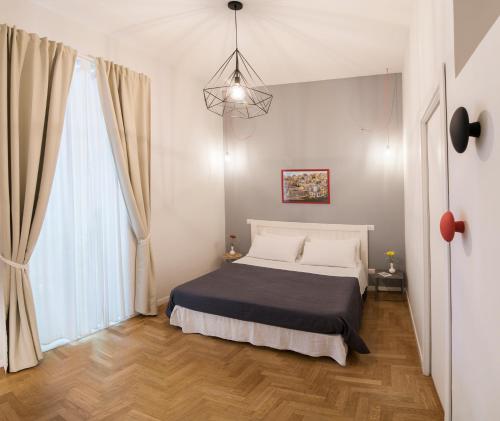 ナポリにあるThe Andy House B&Bのベッドルーム1室(ベッド1台、大きな窓付)