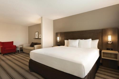 Katil atau katil-katil dalam bilik di Country Inn & Suites by Radisson, Indianapolis Airport South, IN