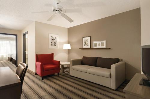 Ruang duduk di Country Inn & Suites by Radisson, Indianapolis Airport South, IN