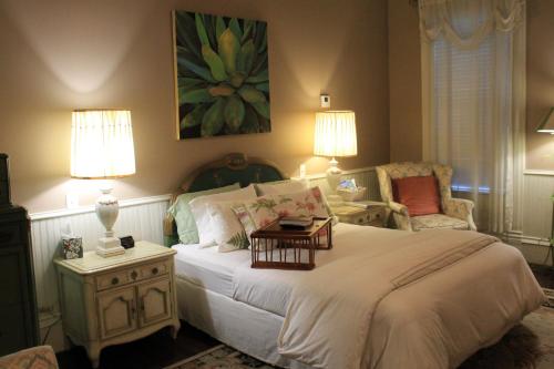 Tempat tidur dalam kamar di Grand Magnolia Ballroom & Suites