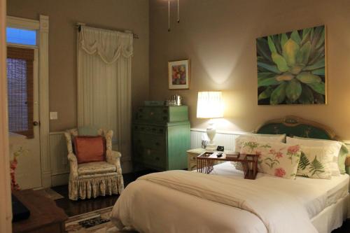 Grand Magnolia Ballroom & Suitesにあるベッド