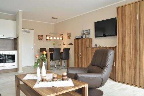 ein Wohnzimmer mit einem Stuhl und einem Tisch in der Unterkunft Austernbank in Wangerland