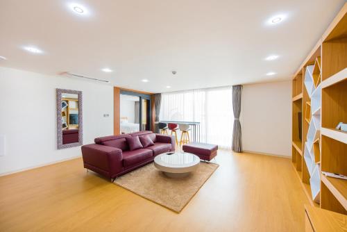 a living room with a couch and a table at Fortuna Hotel in Tongyeong