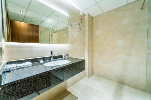 uma casa de banho com um lavatório e um espelho em Unique - Resort and SPA em Ohrid