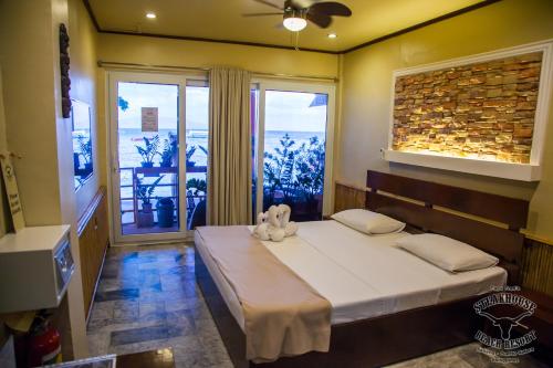 Ένα ή περισσότερα κρεβάτια σε δωμάτιο στο Papa Freds Beach Resort
