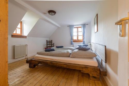 - une chambre mansardée avec un grand lit dans l'établissement Schloß Auerbach Kleine Ferienwohnung, à Bensheim