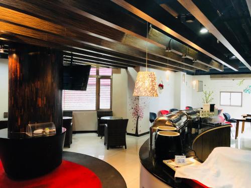 a room with a barber shop with a red rug at 探索汽車旅館中和館 新北市旅館277-2號 in Zhonghe
