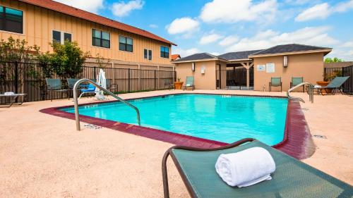 Carrizo SpringsBest Western Plus Carrizo Springs Inn & Suites的建筑物前的游泳池