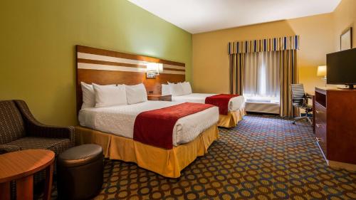Llit o llits en una habitació de Best Western Troy Hotel