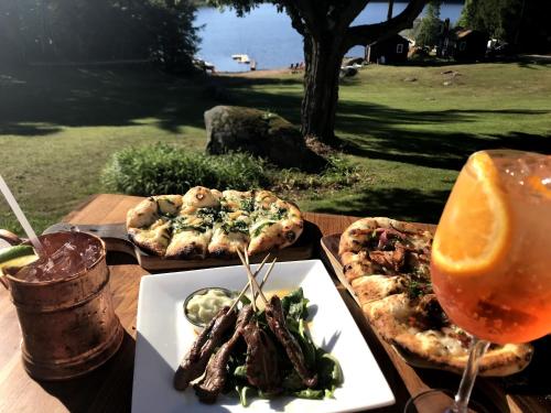 een tafel met twee borden eten en een drankje bij The Long View Lodge in Long Lake