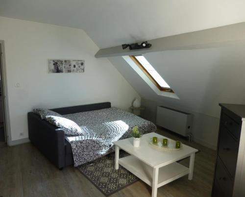 Sala de estar con cama y mesa en Les Doctrinaires en Brive-la-Gaillarde