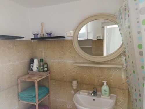 y baño con lavabo y espejo. en Casa La Chicca di Gina, en Ostuni