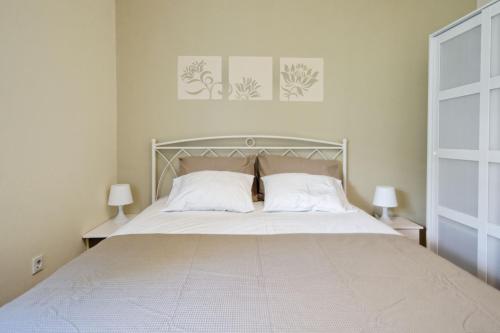 Ένα ή περισσότερα κρεβάτια σε δωμάτιο στο Kosta's Cottage House