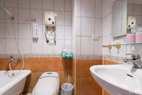 MB Hotel في كاوشيونغ: حمام مع مرحاض ومغسلة