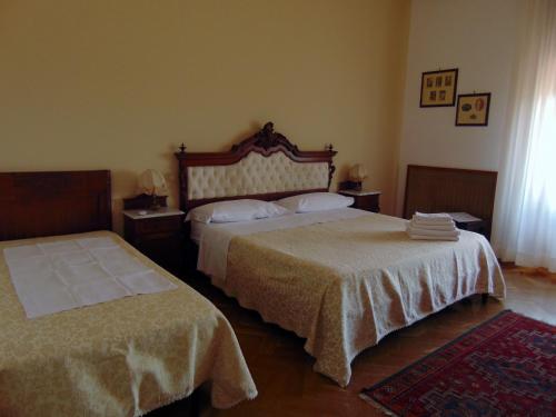 タオルミーナにあるヴィラ サラのベッドルーム1室(ベッド2台、テーブル2台、タオル付)