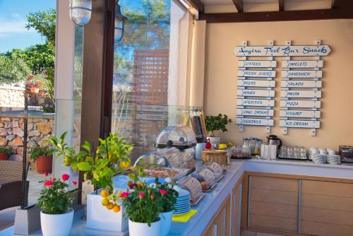 een keuken met een aanrecht met voedsel en planten bij Villa Angira in Kamari