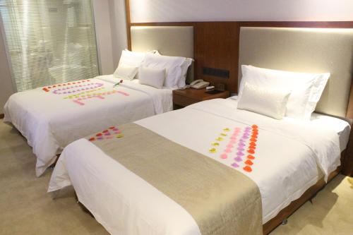 Ένα ή περισσότερα κρεβάτια σε δωμάτιο στο Fu Hua International Hotel Dunhuang
