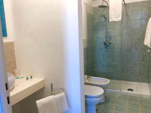 パトゥにあるGuest House - La Sirena Salentinaのバスルーム(トイレ、洗面台、シャワー付)