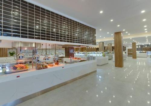 een food court in een winkelcentrum met een buffet bij TUI MAGIC LIFE Bodrum - Adults Only in Bodrum City